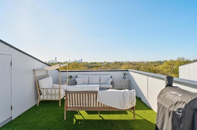 Building Photo - 3406 E 17th St