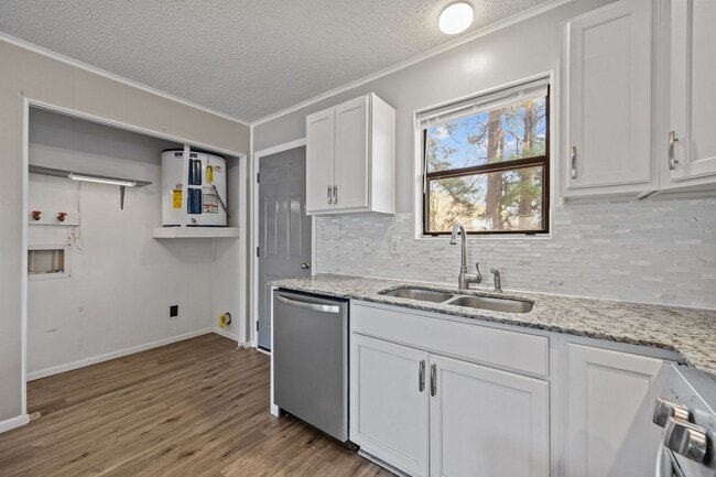 Building Photo - Welcome to Ravenwood Drive!