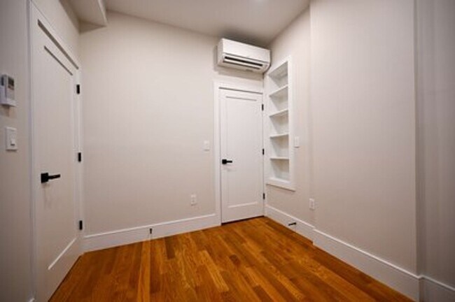 Building Photo - Amazing one bed in Bay village.... Steps away from chinatown....