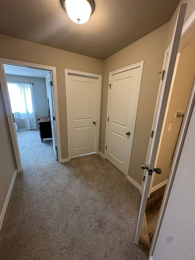 Building Photo - Modern Living in Skyview Village