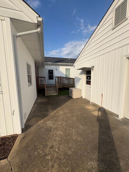 Laundry Room + Garage - 2904 Norfolk St