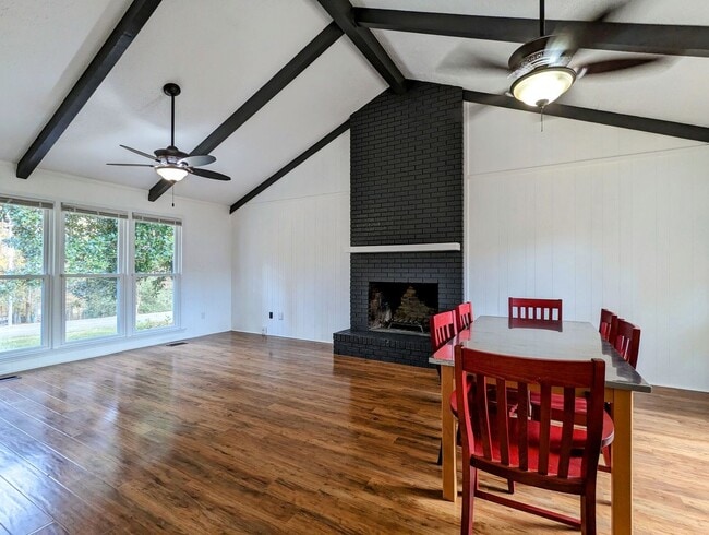 Building Photo - DUPLEX-Upstairs Unit | 3 Bedroom 2 Bathroo...