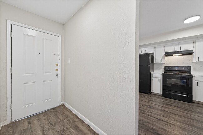 Building Photo - 427 Hollyvale Dr