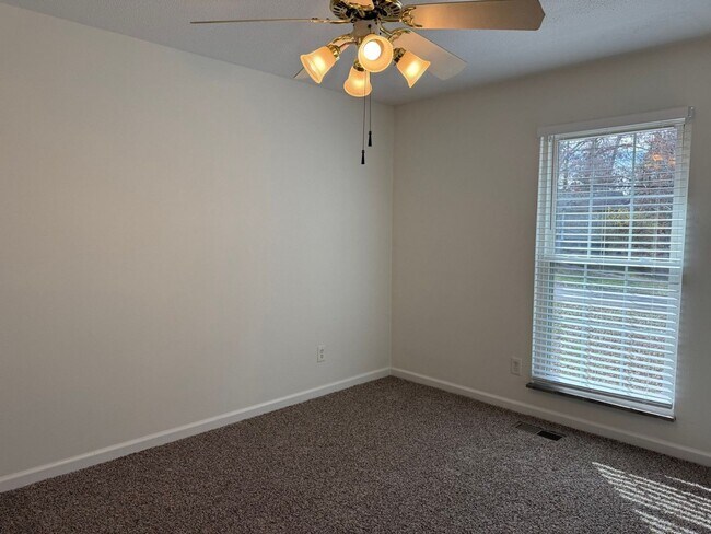 Building Photo - 11105 Lake Hills Dr