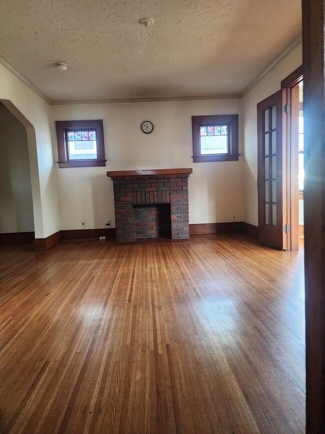Building Photo - STUNNING 3 BEDROOM SINGLE FAMILY