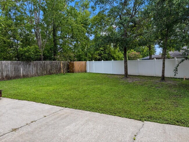 Building Photo - Cul-de-Sac Home with Huge Fenced Backyard