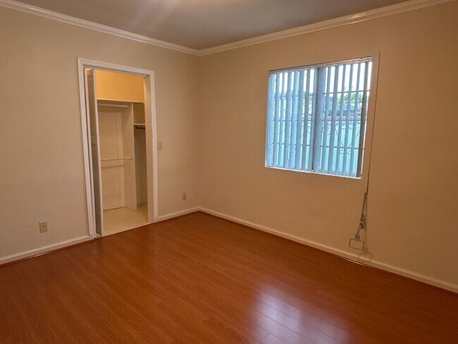 Building Photo - 7549 3/4 Garvalia Ave.