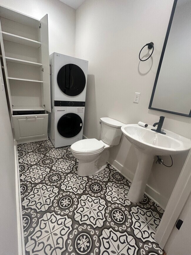 Building Photo - 504 Broadway St