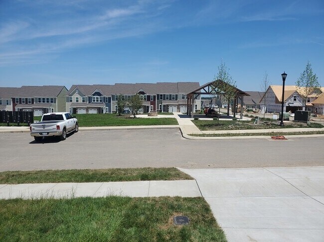 Building Photo - Like new 3BR/2.5BA townhouse in Goodlettsville