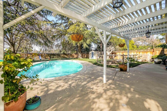 Building Photo - 55 Normandy Ln