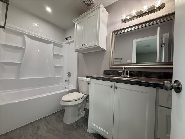 Building Photo - 1146 Majestic St