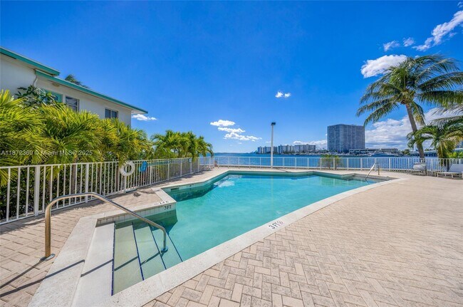 Building Photo - 2000 Bay Dr