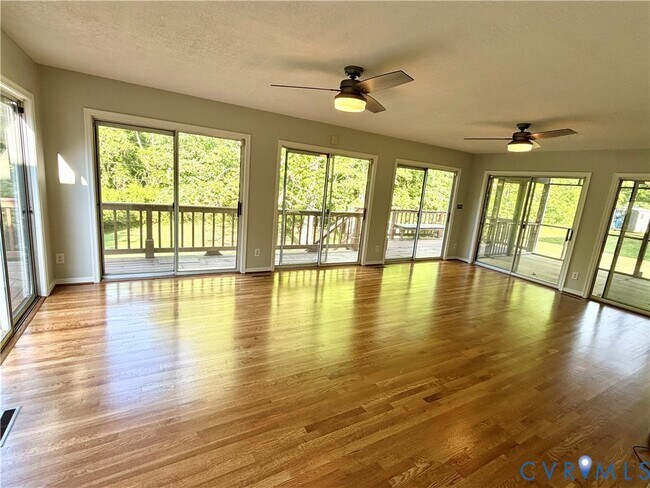 Building Photo - 11402 Creekside Dr