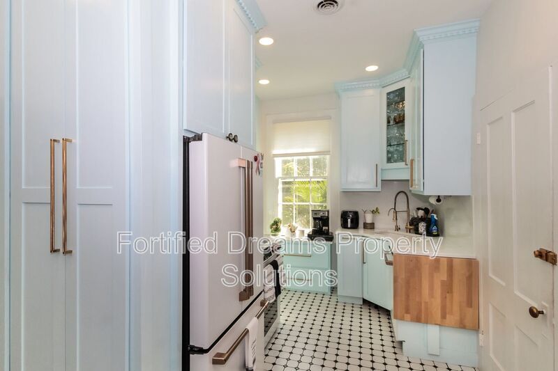 Building Photo - 205 S 5th Ave