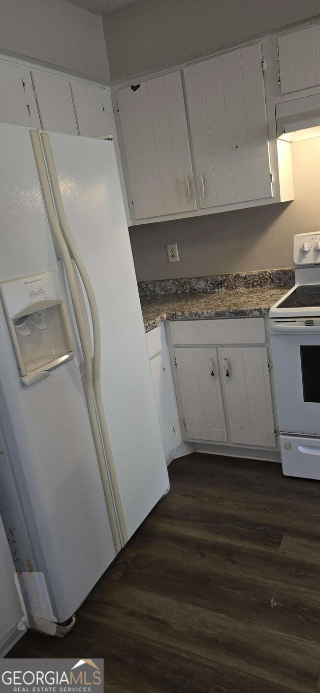 Building Photo - 8595 Parkside Dr