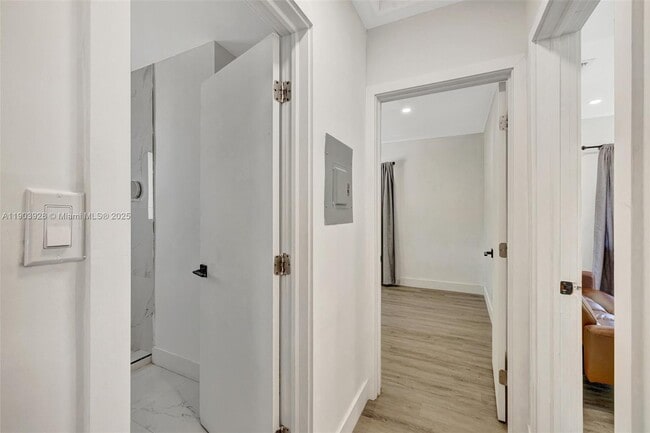 Building Photo - 843 SW 20th St