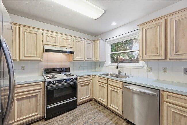 Building Photo - 955 Green Meadow St