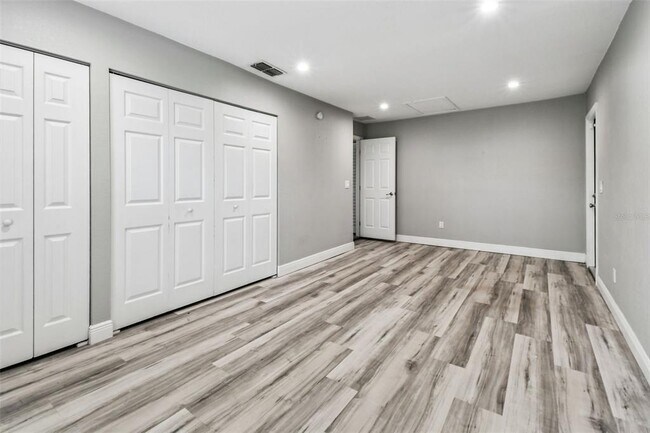 Building Photo - 6005 Lakeside Dr