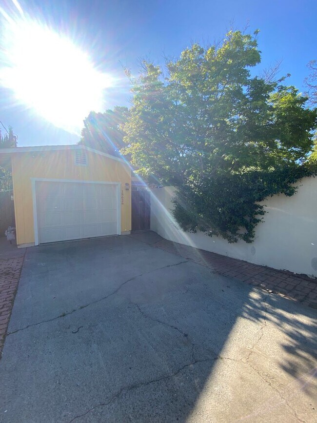 Building Photo - Bright & Cheery 2 Bedroom Home