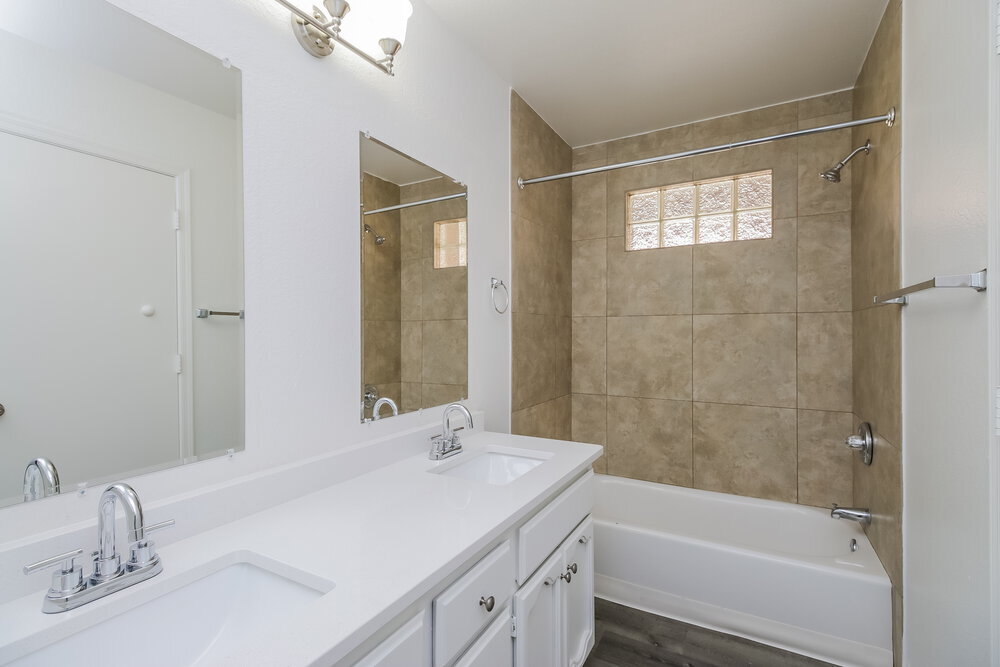 Building Photo - 440 E San Pedro Ave