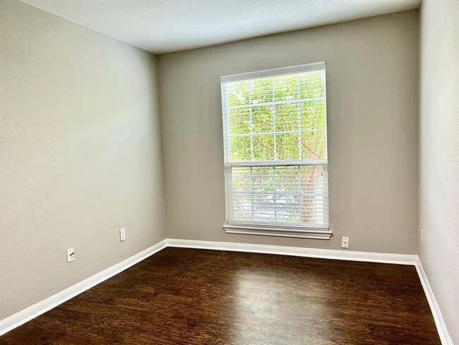 Building Photo - 1860 White Oak Dr