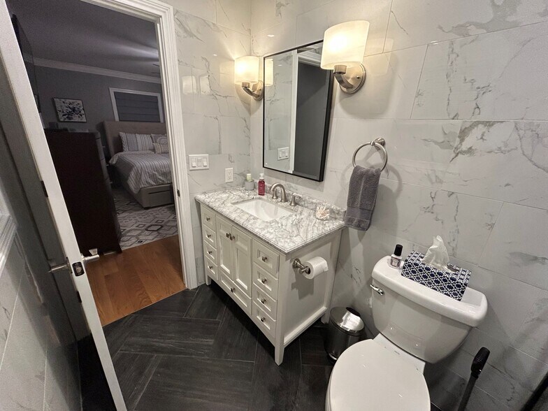 En Suite Photo 2 - 1555 Saint Joseph Cir