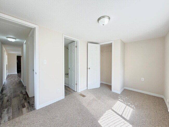 Building Photo - Move-In Ready 2-Bedroom 2 Bath home on One Acre!