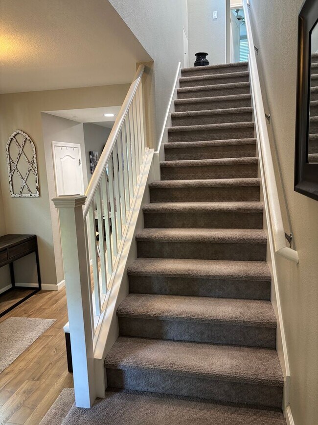 Building Photo - Newer 4 bedroom 2.5 bathrooms Available May 16th