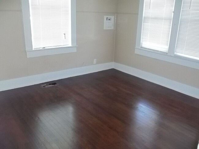 Building Photo - 190 Live Oak Ave