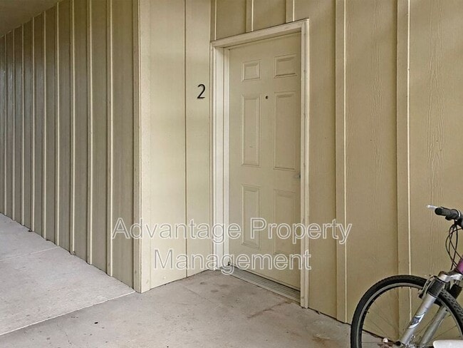 Building Photo - 522 Catron St N