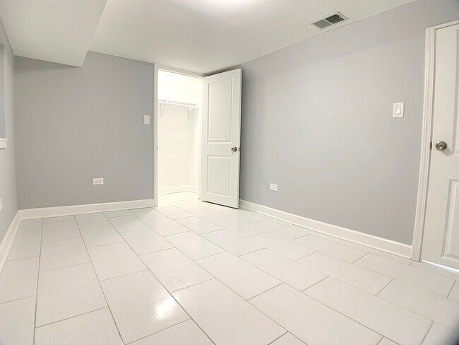 Building Photo - 2327 N Harding Ave