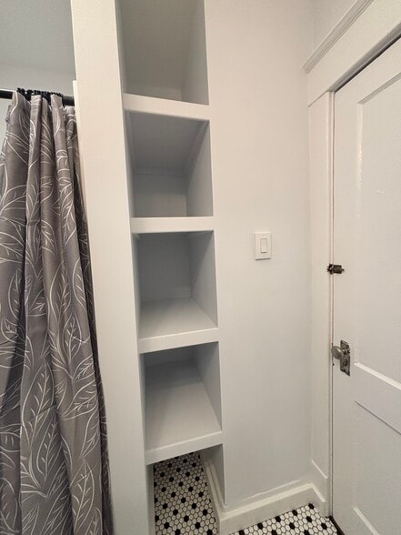 Building Photo - 640 Morris St