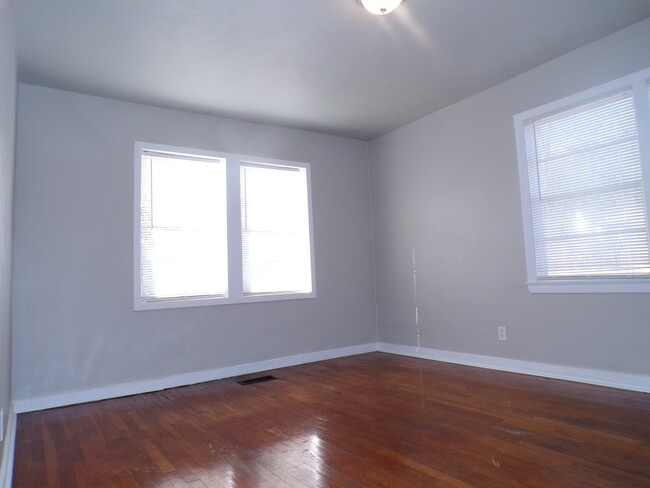 Building Photo - 105 Hardy St