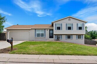 Building Photo - Stylishly Renovated 4-Bed Tri-Level in Roc...