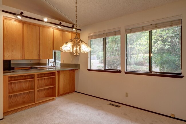 Building Photo - Spacious 4BR 2.75BA Tri-level home in quie...
