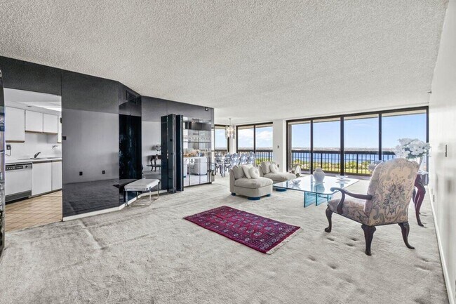 Building Photo - 1900 Consulate Pl