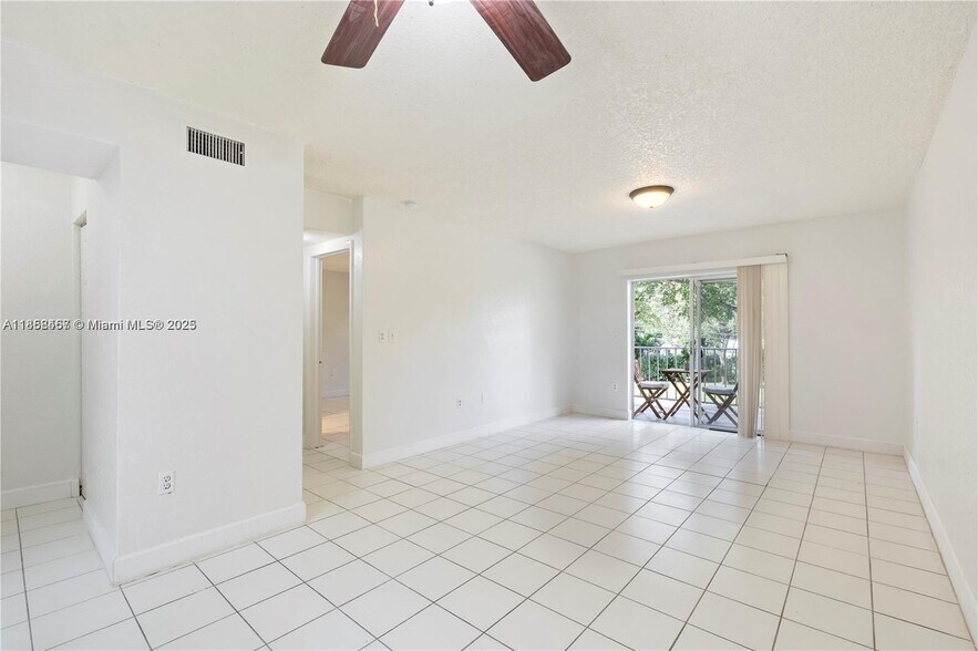 Building Photo - 6530 Lake Patricia Dr