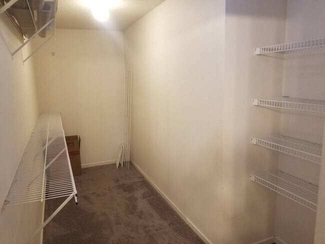 Building Photo - 3 Bd 2.5 Ba Townhome with attached garage