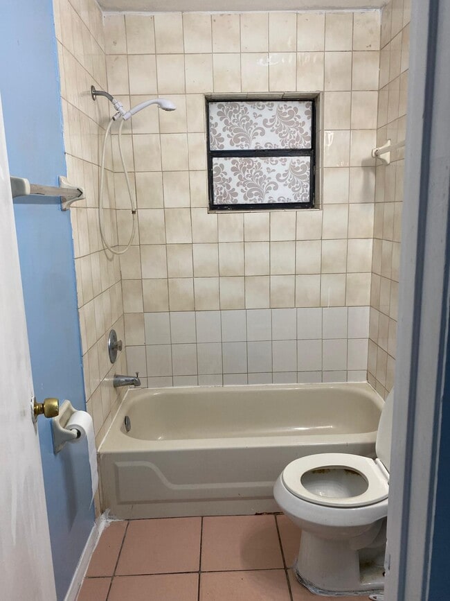 Building Photo - 1013 S Persimmon Ave