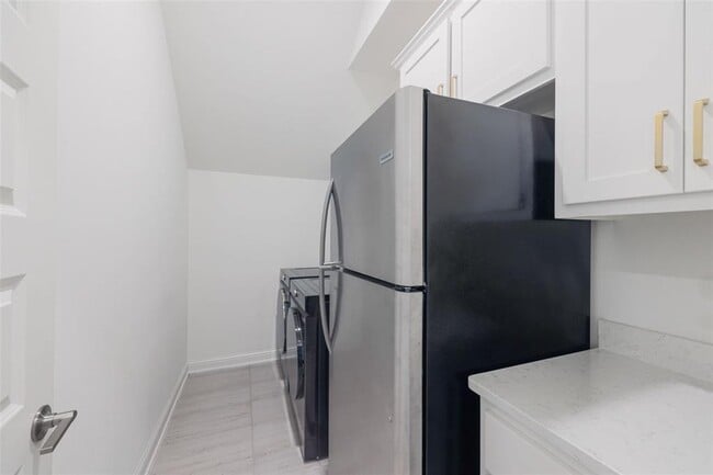 Building Photo - 4413 Edgewater Dr