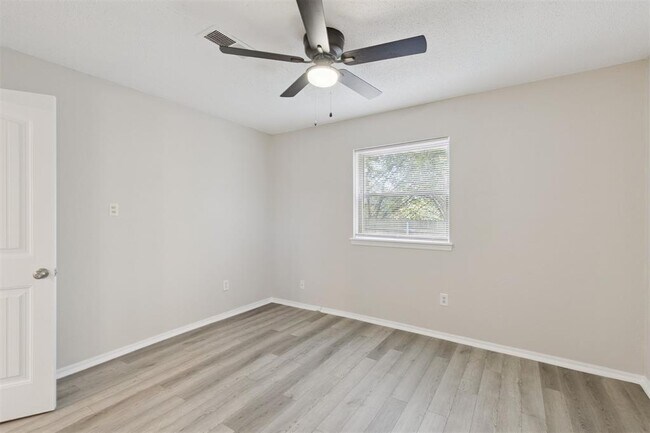 Building Photo - 645 Redstone Ave