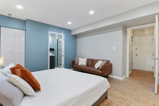 Building Photo - 1356 Larchmont Dr