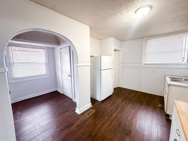 Building Photo - 136 W 37th St