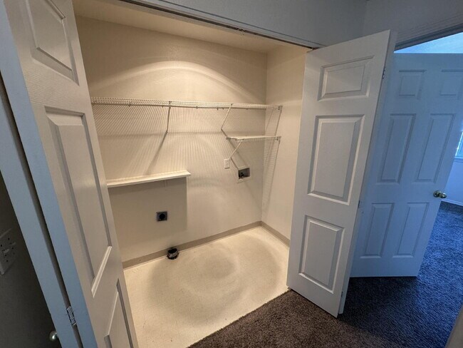 Building Photo - 3 bedroom, 2.5 bath Townhouse
