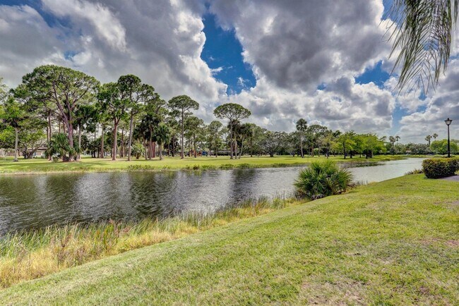 Building Photo - 6 Lexington Ln E