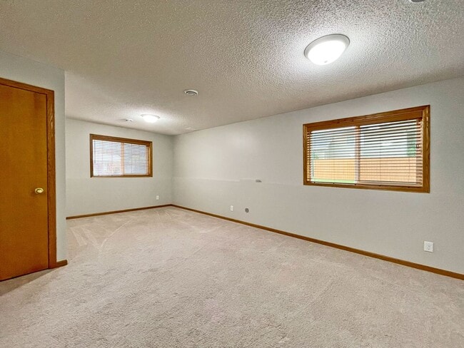 Building Photo - Sparkling Like New 3-Plus Bedroom with Vau...