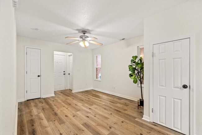 Building Photo - Knoxville 37912 - 3 bedroom, 2.5 bath all ...