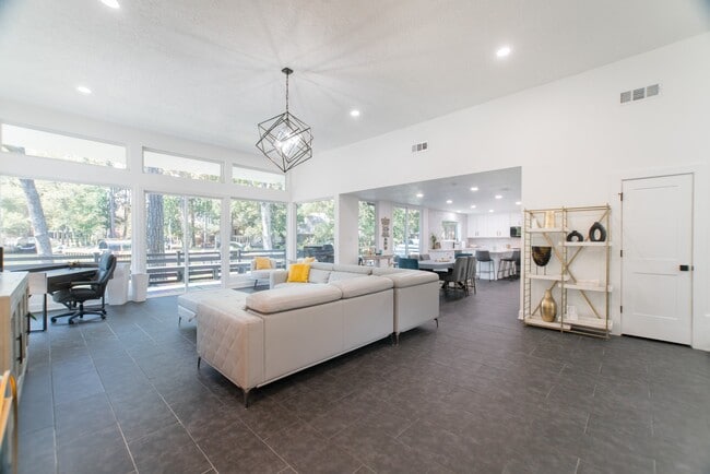 Building Photo - 3103 Hemingway Dr