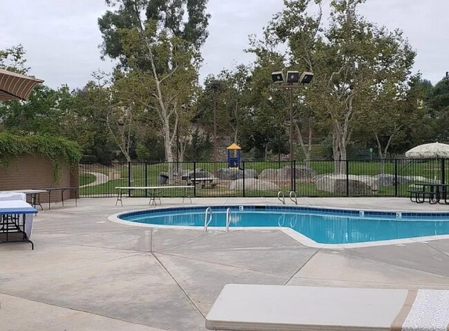 Building Photo - 2723 Moundview Pl