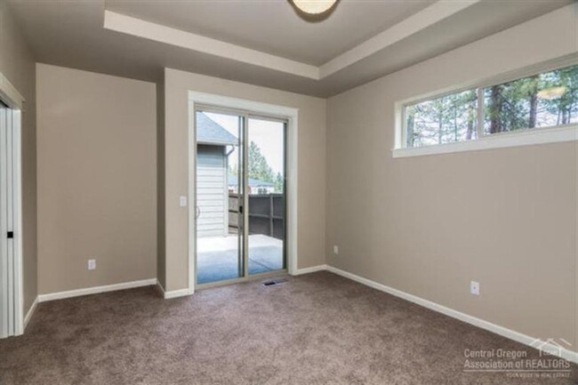 Building Photo - Immaculate Bend Single Level Townhome!